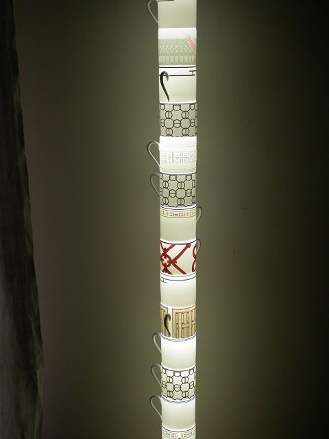 Colonne lumineuse de tasses à café